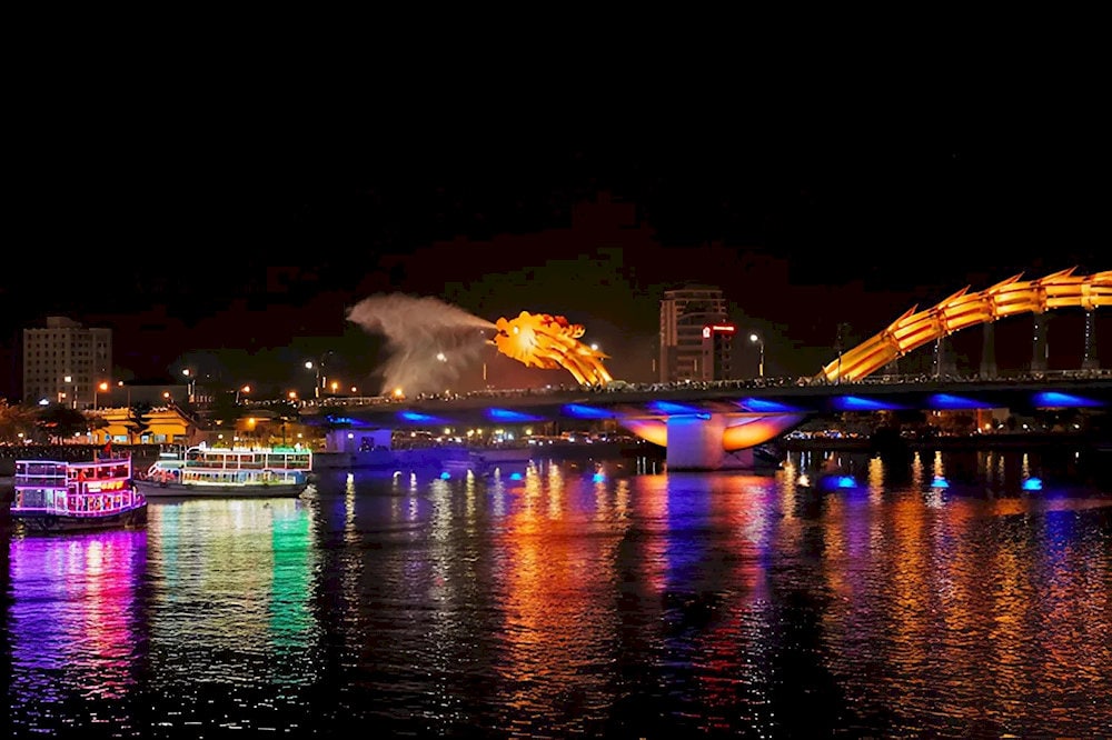Cầu Rồng phun nước vào ban đêm